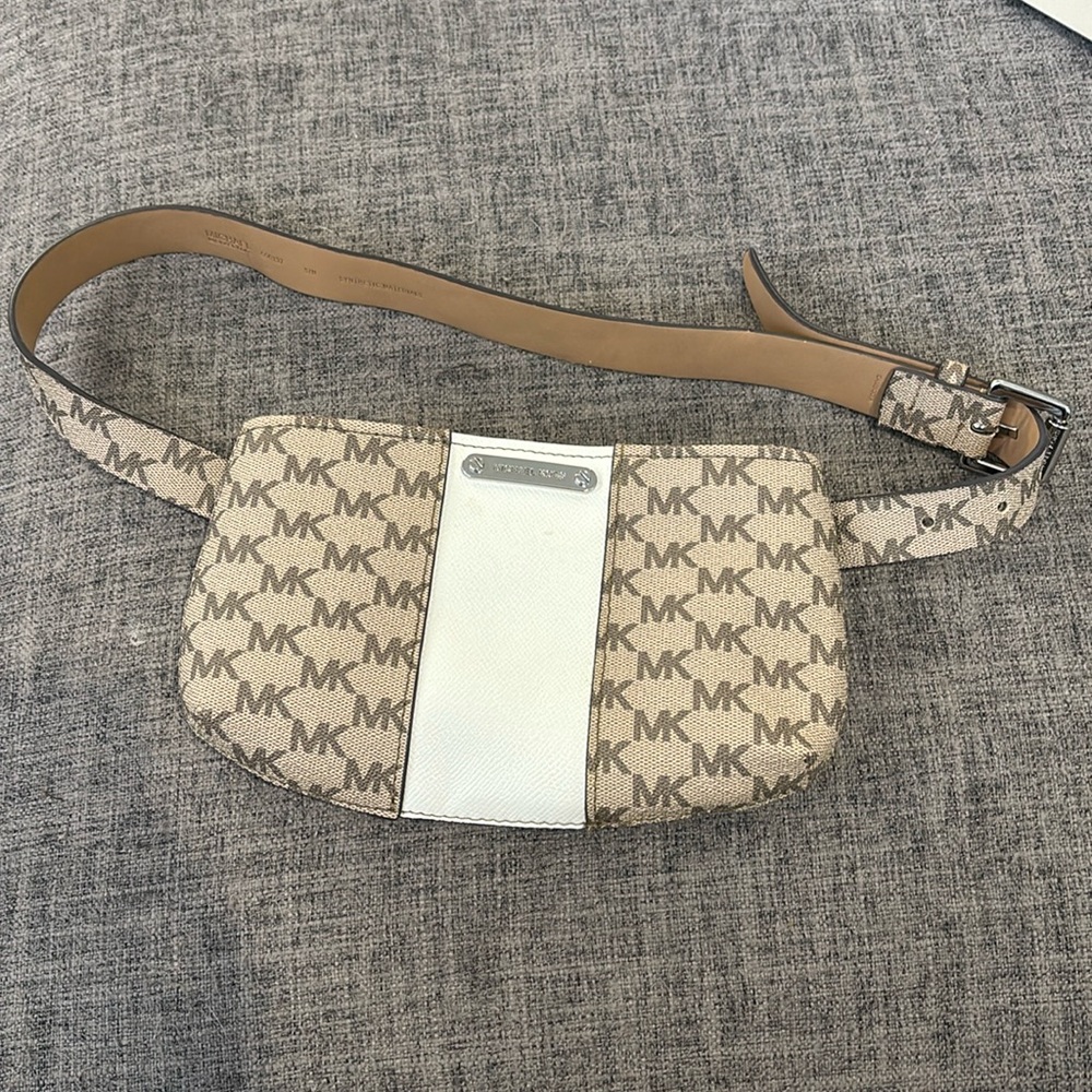 Michael Kors EUC S/M tan and white logo belt bag